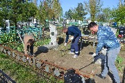 Металлурги приводят в порядок захоронения ветеранов Великой Отечественной войны, работников завода